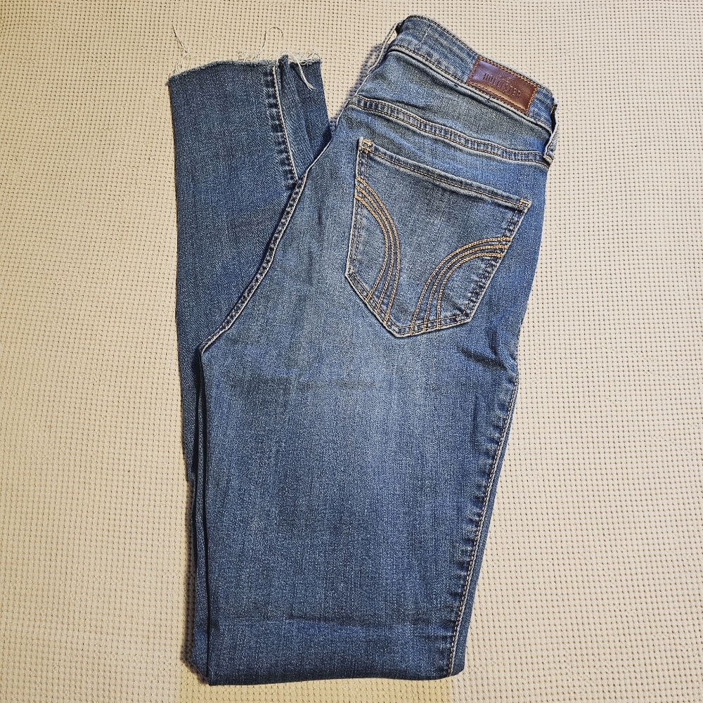 Hollister | Curvy Ultra High Rise Stretch Super Skinny Medium Wash Raw Hem 2/26